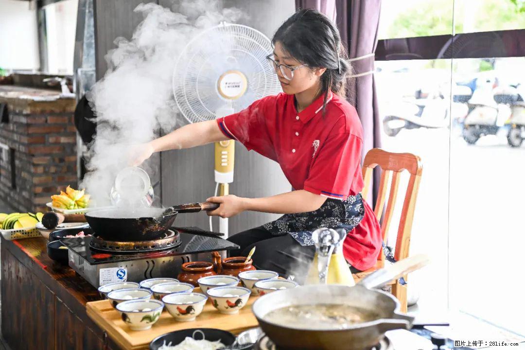 全网追的“扁担女孩”，找了一份暑假工，时薪12元 - 阜新生活资讯 - 阜新28生活网 fx.28life.com